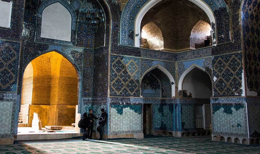 فضای داخل مسجد کبود