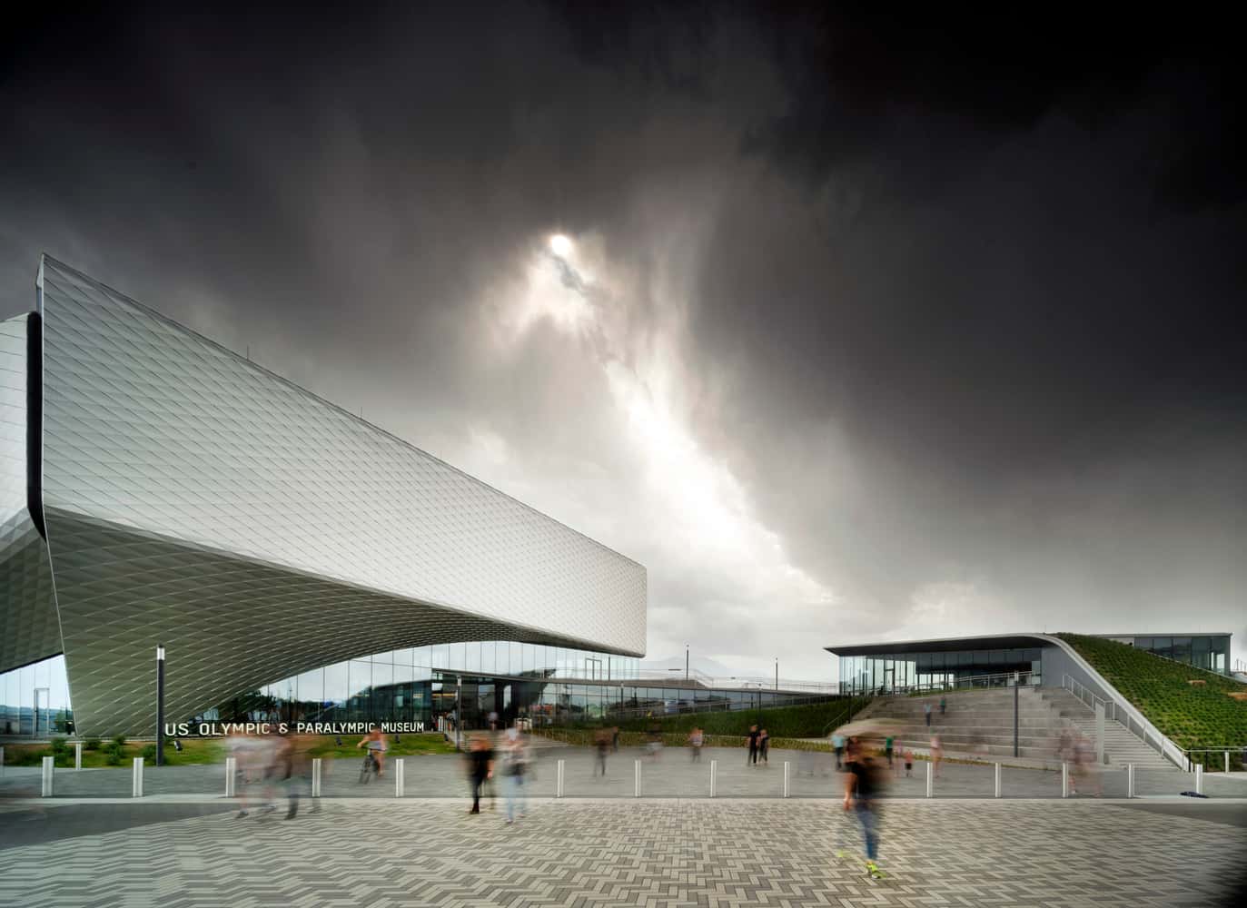 تصویری از میدان و پلازای مجموعه