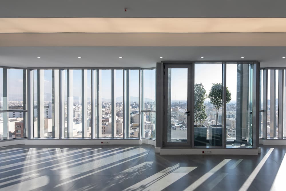 فضای داخلی ساختمان اداری ویرا