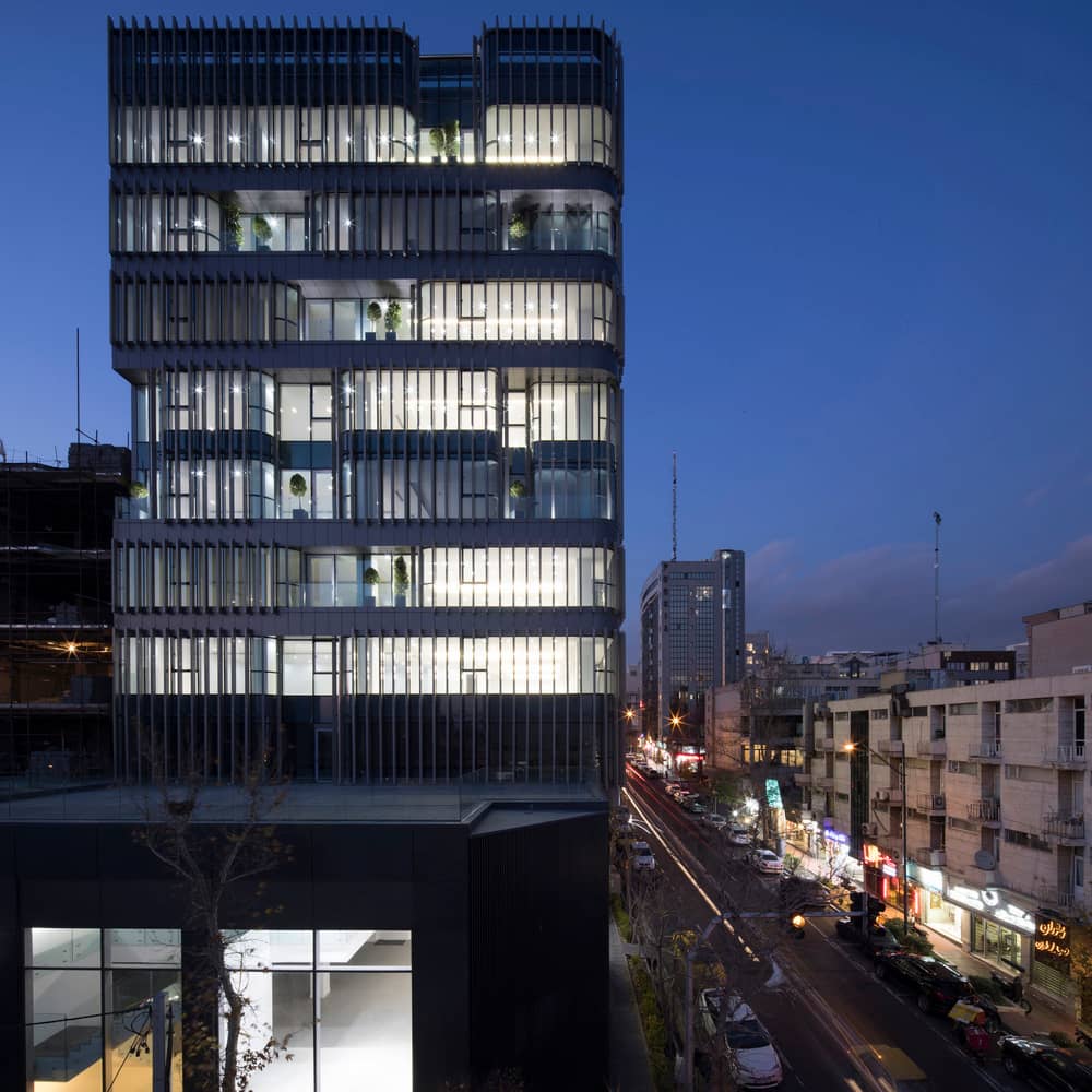 نمای ساختمان اداری ویرا در شب